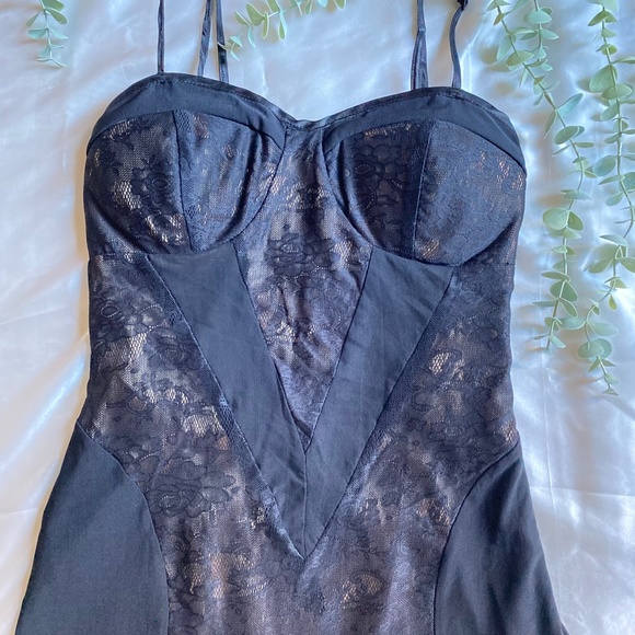 Elegant Black Lace Dress - Picture 2 of 6